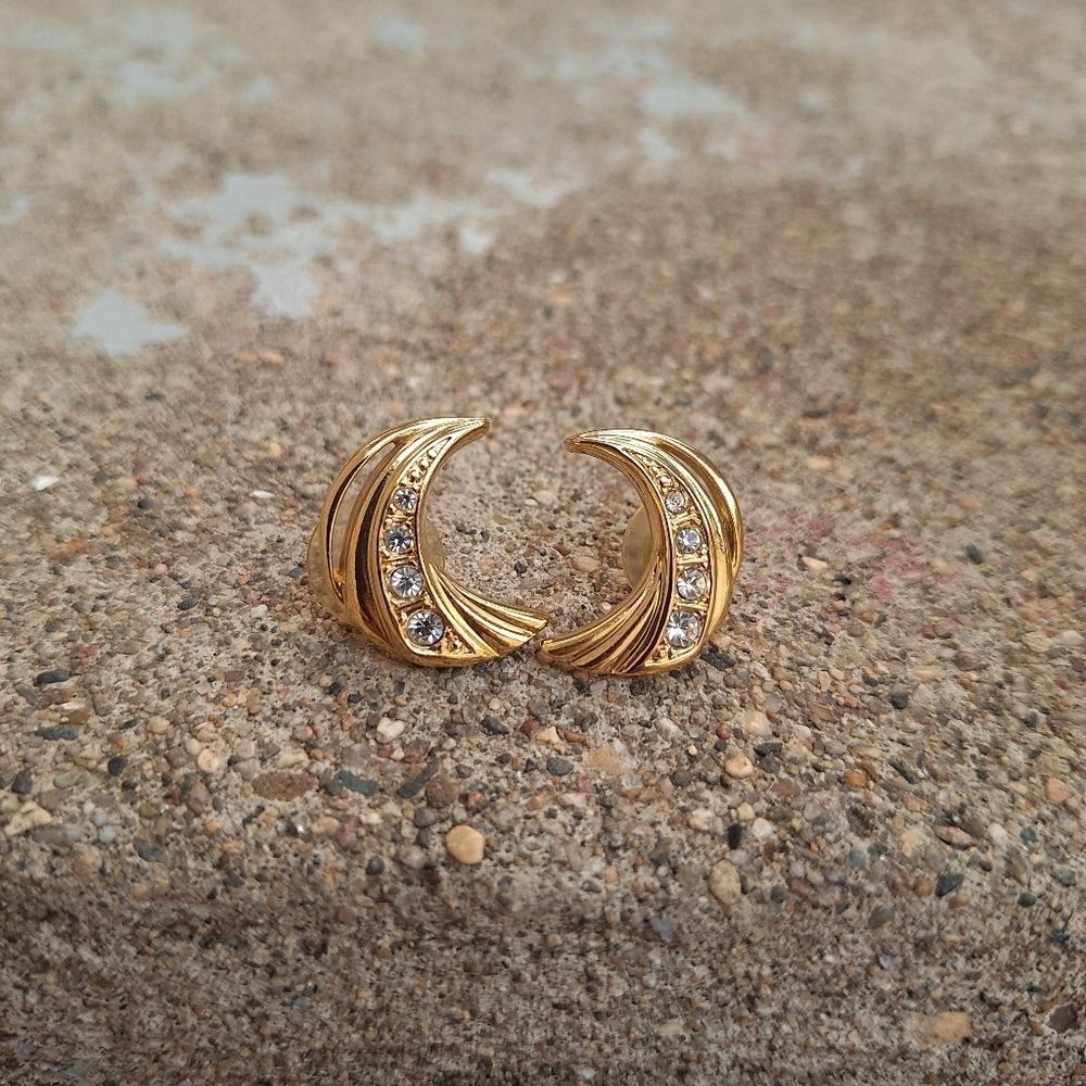 🌟 Vintage Avon “Crescent Sparkle” Goldtone Earrings